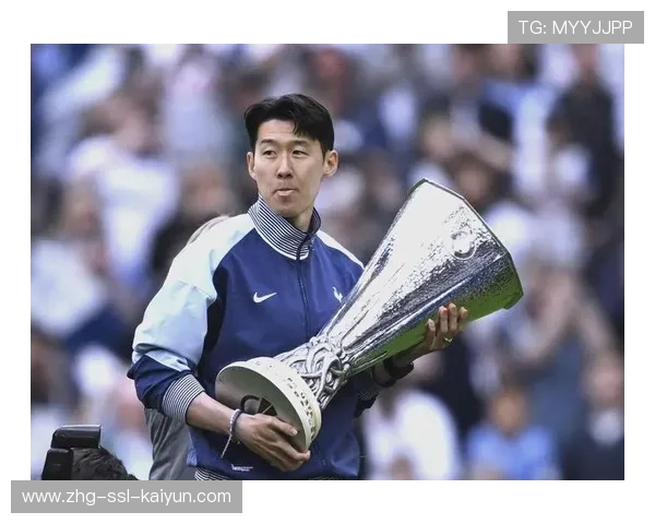 孙兴慜与边锋撞墙配合后直冲禁区，热刺再度形成攻势